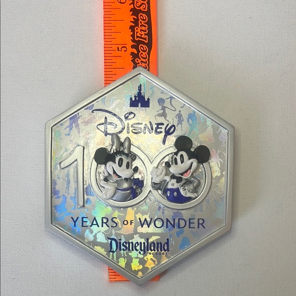 💥3/10 Sale - Disney 100 Years of Wonder Magnet - Picture 5 of 5